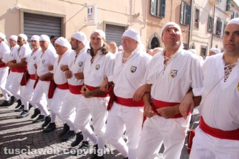 I facchini per le vie della città per il giro delle Sette chiese