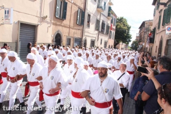 I facchini per le vie della città per il giro delle Sette chiese