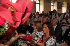 L\'omaggio floreale per le donne presenti al raduno