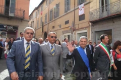 Le autorità a piazza delle Erbe
