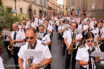 I facchini sfilano per la città