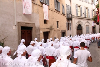 I facchini sfilano per la città