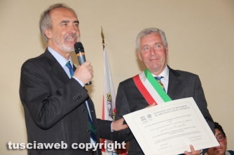 Il sindaco Michelini con la pergamena Unesco