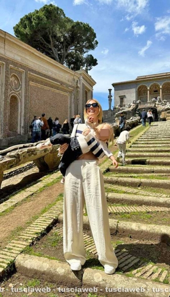 Chiara Ferragni e la figlia Vittoria a palazzo Farnese
