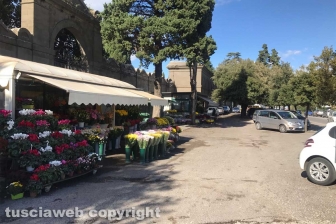 I fiori dei chioschi al cimitero San Lazzaro