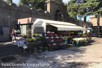 I fiori dei chioschi al cimitero San Lazzaro