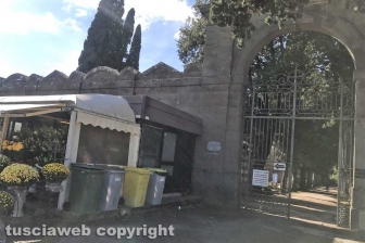 I fiori dei chioschi al cimitero San Lazzaro