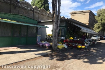 I fiori dei chioschi al cimitero San Lazzaro