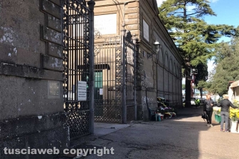 I fiori dei chioschi al cimitero San Lazzaro