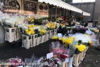 I fiori dei chioschi al cimitero San Lazzaro