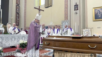 Valentano - I funerali di don Franco Magalotti
