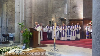 Viterbo - I funerali di don Giuseppe Giulianelli officiati dal vescovo Orazio Francesco Piazza