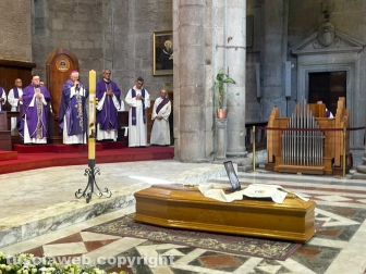 Viterbo - I funerali di don Giuseppe Giulianelli officiati dal vescovo Orazio Francesco Piazza
