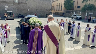 Viterbo - I funerali di don Giuseppe Giulianelli officiati dal vescovo Orazio Francesco Piazza