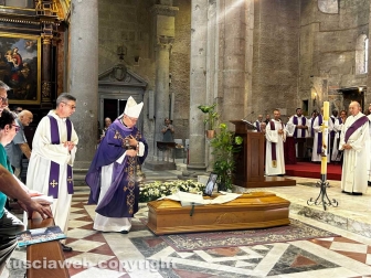 Viterbo - I funerali di don Giuseppe Giulianelli officiati dal vescovo Orazio Francesco Piazza