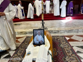 Viterbo - I funerali di don Giuseppe Giulianelli officiati dal vescovo Orazio Francesco Piazza