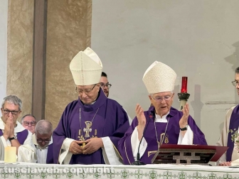 Viterbo - I funerali di don Ivo Bruni - Il vescovo Orazio Francesco Piazza con il vescovo emerito Lino Fumagalli