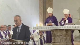 Viterbo - I funerali di don Ivo Bruni - Il vescovo Orazio Francesco Piazza con il vescovo emerito Lino Fumagalli
