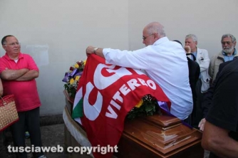 Il segretario della Cgil Carlo D\'Ubaldo sistema la bandiera del sindacato sulla bara di Innocenzi
