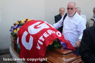 Il segretario della Cgil Carlo D\'Ubaldo sistema la bandiera del sindacato sulla bara di Innocenzi