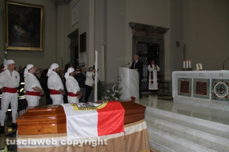 I funerali di Nello –  La celebrazione