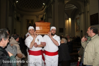 I funerali di Nello –  La celebrazione