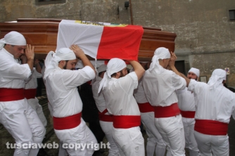 I funerali di Nello –  La celebrazione