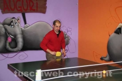 Il deputato Massimiliano Bernini gioca a ping pong