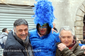 Carnevale di Ronciglione 2016 - Un pavone con il sindaco Giovagnoli