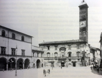 Piazza del Comune nel 1920