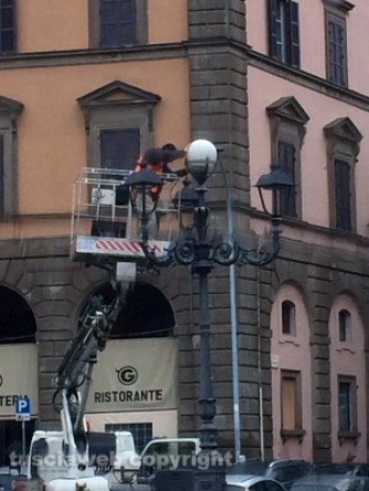 Piazza della Rocca - La sostituzione dei globi