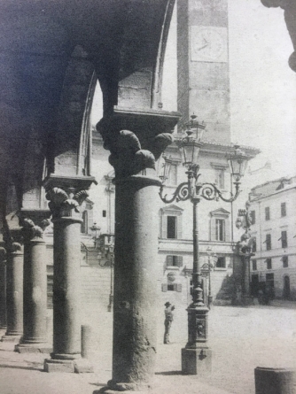 Piazza del comune nel 1894