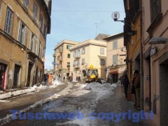I lavori in via Cairoli alla presenza di Marini - Foto Fausto Cappelli