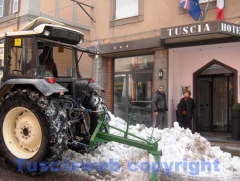 I lavori in via Cairoli alla presenza di Marini - Foto Fausto Cappelli
