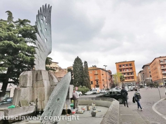 I lavori nella fontana del Sacrario