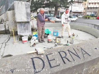 I lavori nella fontana del Sacrario