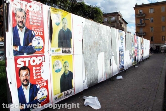 Viterbo - Piazza della Rocca - Manifesti elettorali