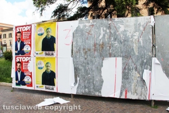 Viterbo - Piazza della Rocca - Manifesti elettorali
