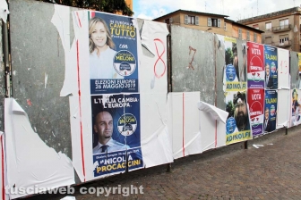 Viterbo - Piazza della Rocca - Manifesti elettorali