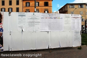 Viterbo - Piazza della Rocca - Manifesti elettorali