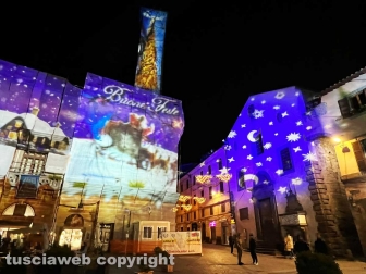 Viterbo - Il Natale illumina i palazzi di piazza del comune