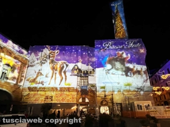 Viterbo - Il Natale illumina i palazzi di piazza del comune