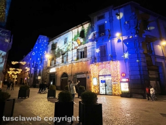 Viterbo - Il Natale illumina i palazzi di piazza del comune