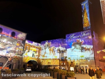 Viterbo - Il Natale illumina i palazzi di piazza del comune