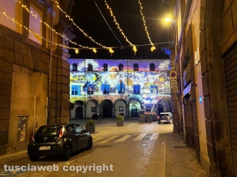 Viterbo - Il Natale illumina i palazzi di piazza del comune