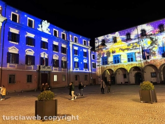 Viterbo - Il Natale illumina i palazzi di piazza del comune