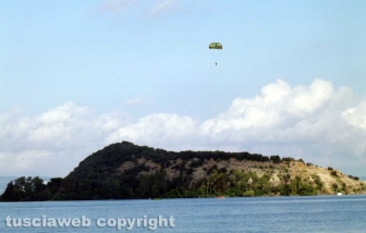 Montefiascone - I lanci dei paracadutisti per san Michele arcangelo