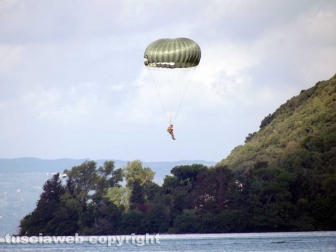 Montefiascone - I lanci dei paracadutisti per san Michele arcangelo