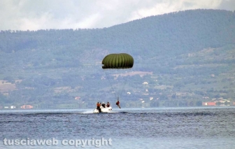 Montefiascone - I lanci dei paracadutisti per san Michele arcangelo