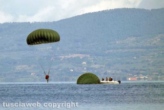 Montefiascone - I lanci dei paracadutisti per san Michele arcangelo